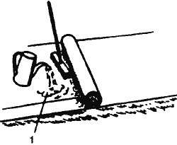 Наклейка поверхностного рубероида на горячий битум