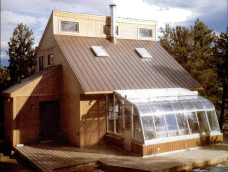 Маленький солнечный дом с пристроенной гелиотеплицей, внешний вид
