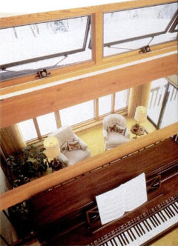 Вид с антресольного этажа маленького солнечного дома на первый (верхнебоковые окна открыты)