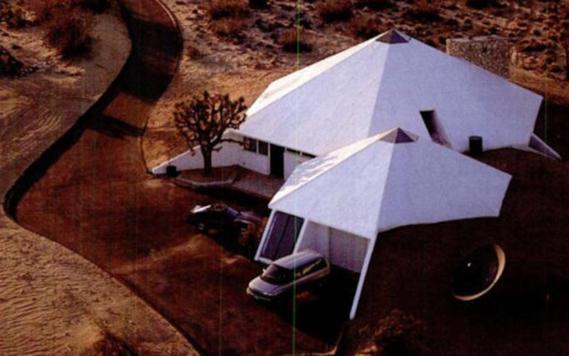 Пирамидальный энергосберегающий дом с пристроенным гаражом, внешний вид