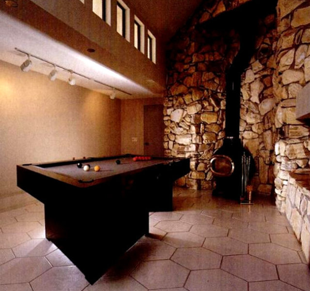 Фрагмент интерьера гостиной пирамидального энергосберегающего дома