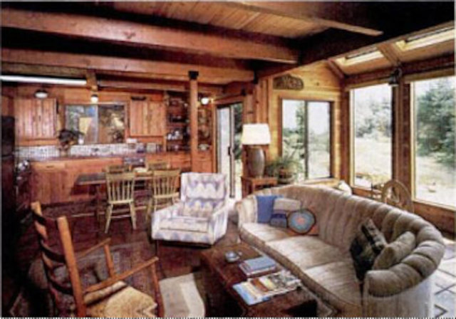 Интерьер общей комнаты пассивного солнечного дома Eagle's Nest