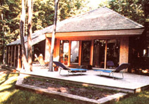 Юго-восточный фасад и терраса солнечного дома Флакера