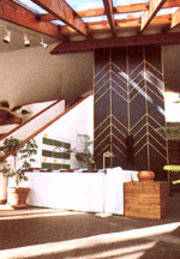 Общая комната, колонна и лестница на верхний уровень