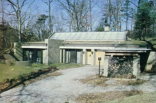 Заглублённый солнечный дом Hobbitat, вид с юга