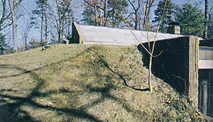 Берма западного фасада заглубленного солнечного дома Hobbitat