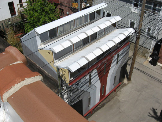 Пилообразная крыша солнечного дома Говарда Алана