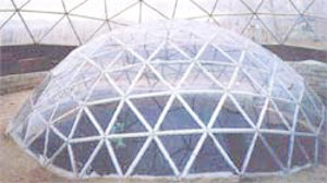 Внутри солнечной теплицы дома Айзексона