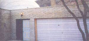 Вход и гараж заглубленного солнечного дома Айзексона