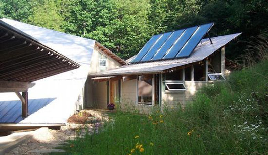 Солнечные коллекторы на крыше пристройки