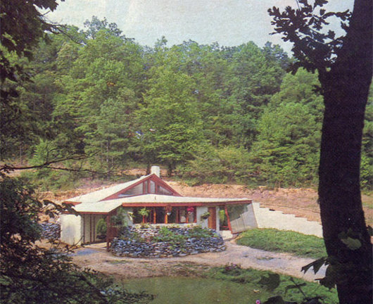 Вид на солнечный дом с холма