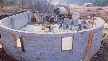 Этап строительства, заливка бетонной плиты пола