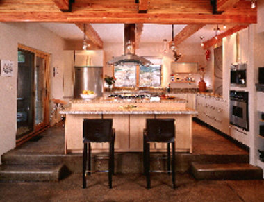 Интерьер кухни солнечного дома Marcias