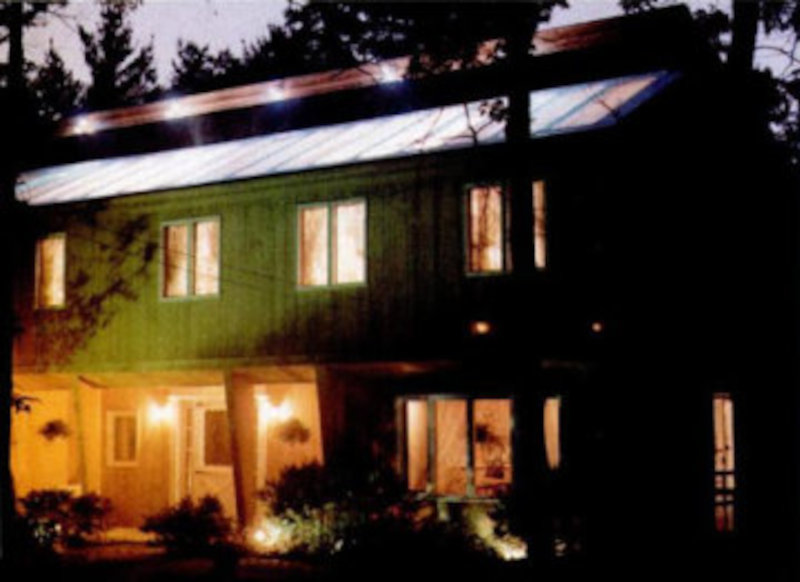 Прозрачный солнечный коллектор на крыше дома