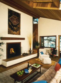 Камин в гостиной солнечного дома McCulley