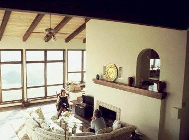 Интерьер гостиной солнечного дома McMahon