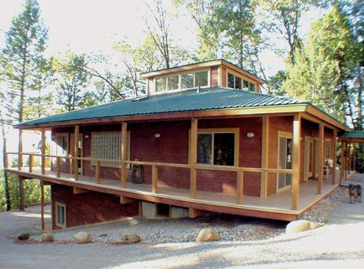 Вид солнечного дома Пелтона с востока