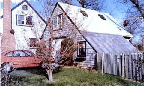 Внешний вид домика с пристроенной солнечной теплицей