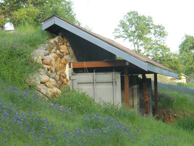 Вид заглубленного энергосберегающего дома с запада