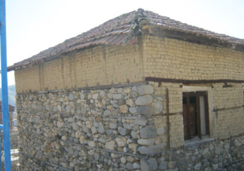 Болгарский автентичный сельский дом с несущими стенами из кирпича-сырца