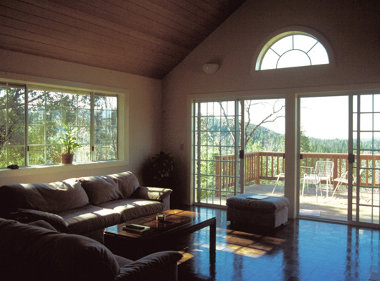 Интерьер гостиной солнечного дома Royer House