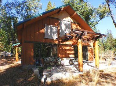 Южный фасад солнечного дома Rustic Mountail Cabin