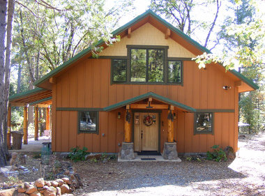 Северный фасад солнечного дома Rustic Mountail Cabin