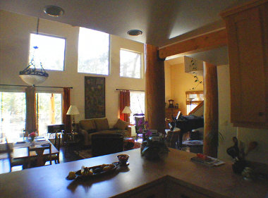 Интерьер солнечного дома Rustic Mountain Cabin