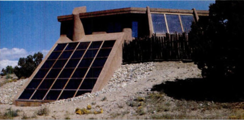 Дом с термосифонным воздушным солнечным коллектором
