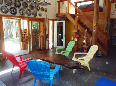 Интерьер столовой солнечного дома Sierra Studio Cabin