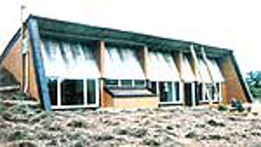 Заглубленный солнечный дом Макдональда, вид с юго-запада