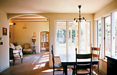 Интерьер столовой и гостиной солнечного дома Салливанов