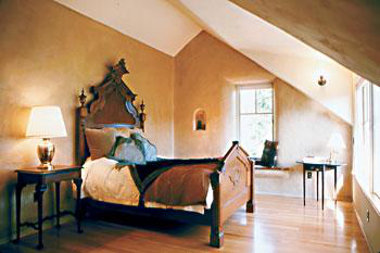 Интерьер спальни солнечного дома Салливанов