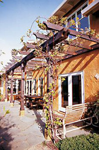 Пергола перед южным фасадом солнечного дома Салливанов