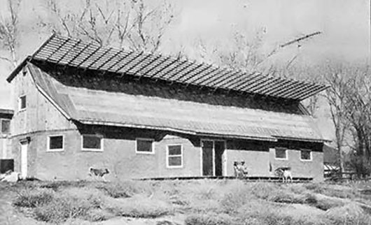 Внешний вид землебитного солнечного дома Sun Blest