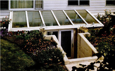 Внешний вид заглублённой пристроенной теплицы