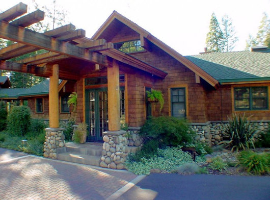 Северный фасад солнечного дома Tahoe Lodge
