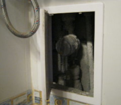 Технический канал водоснабжения и канализации болгарского дома