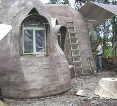 Землебитный купольный дом Hawaiian Dome House, заключительный этап строительства