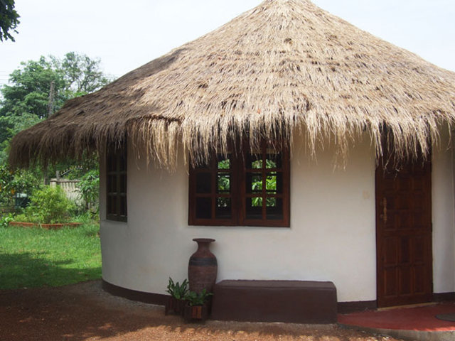 Внешний вид землебитного дома Roundhouse Studio