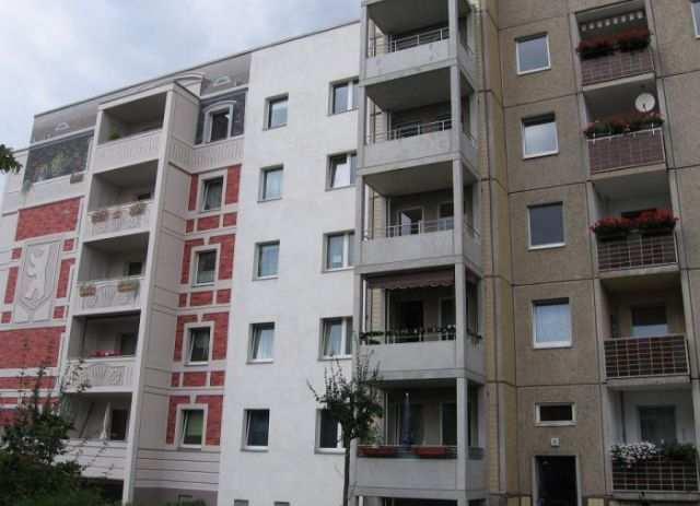 Новый облик крупнопанельного жилого дома после энергетической санации. Восточный Берлин Германия.