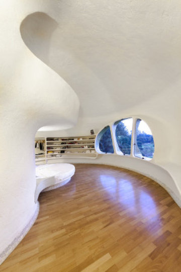 Фрагмент интерьера спальни органического дома Амёба