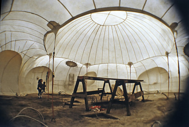 Установлена надувная опалубка органического дома Цветок