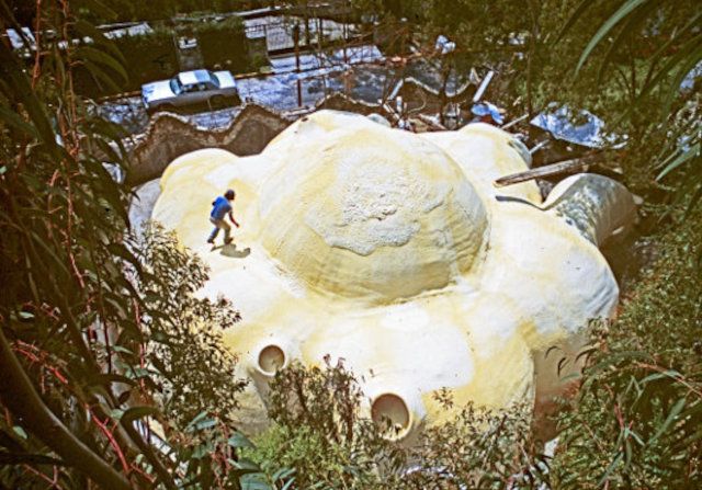 На пенополиуретановый купол органического дома Цветок нанесен гранкрит