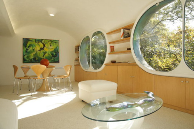 Интерьер общей комнаты органического дома Гнездо Кетцалькоатля