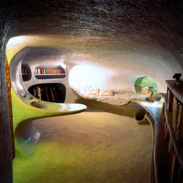 Интерьер спальни хозяев органического дома Акула