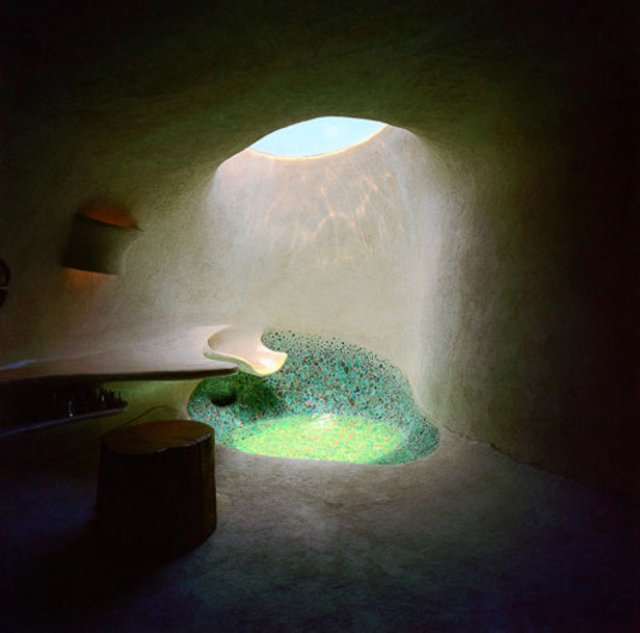 Фрагмент интерьера ванной комнаты заглублённого органического дома