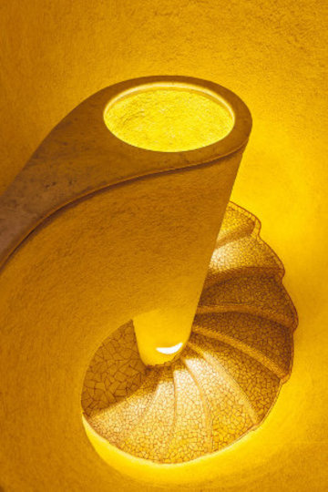 Междуэтажная лестница органического дома Дерево