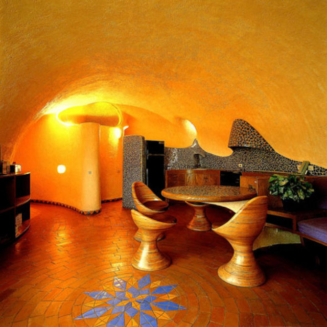 Интерьер столовой и кухни органического дома Мексиканский кит