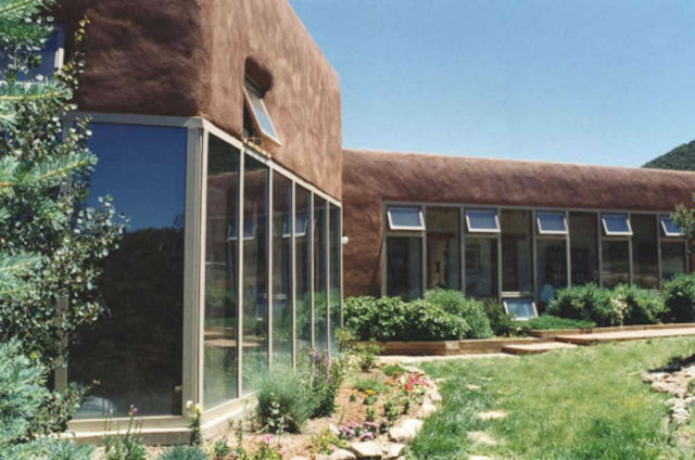 Вид на южный фасад пассивного солнечного дома Neeley